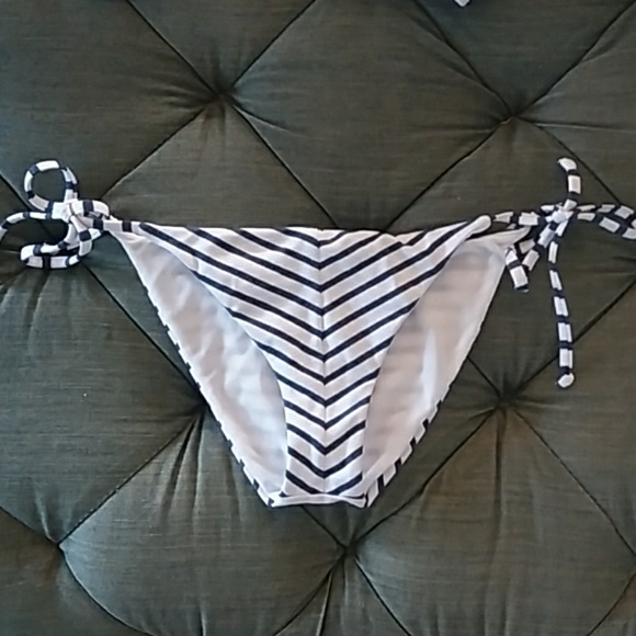 Striped bikini - Picture 3 of 4